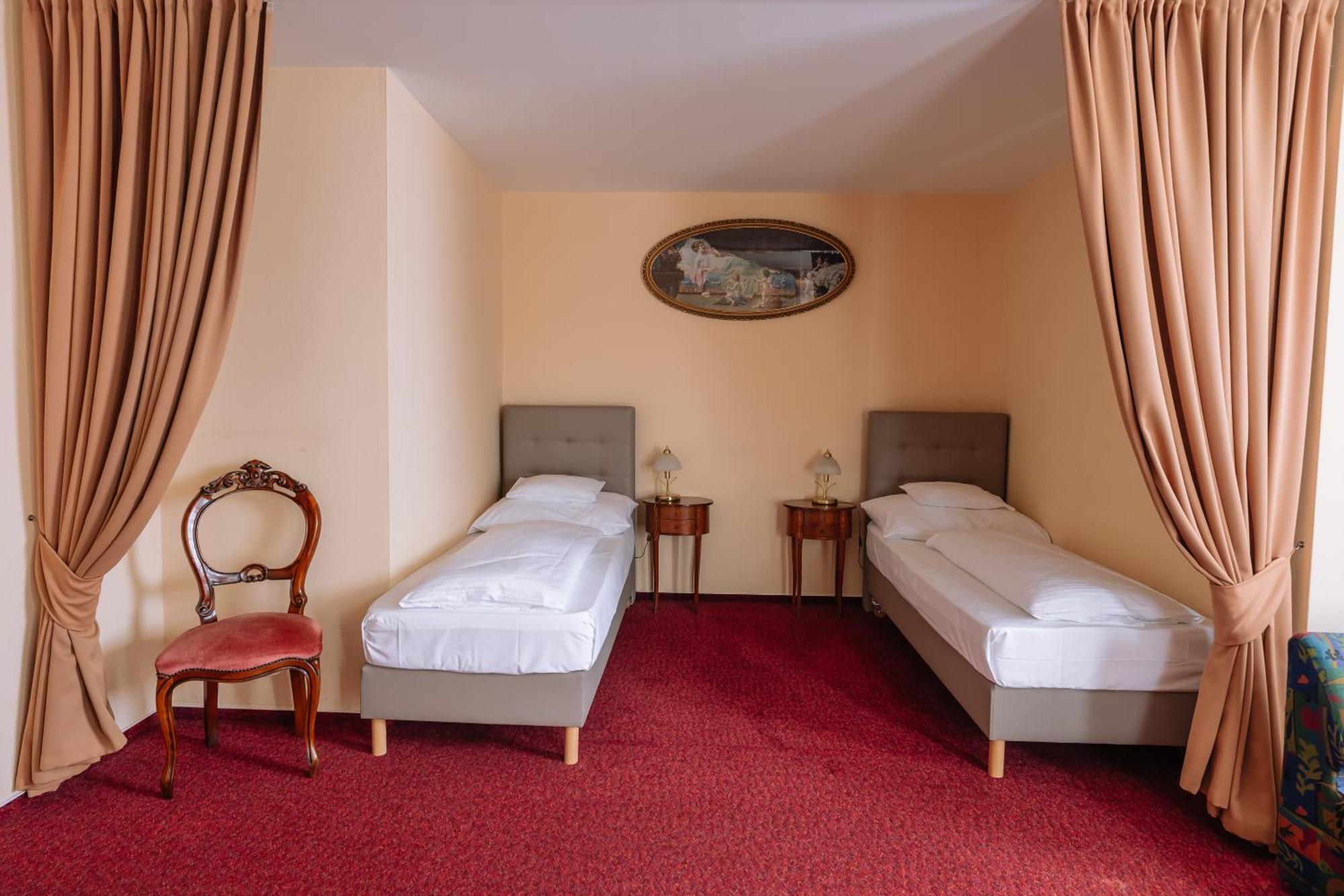 Pannonia Hotel Sopron Room photo